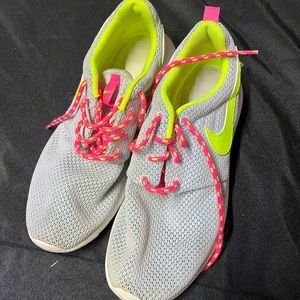 Youth Nike Sneaker, Size 4.5Y